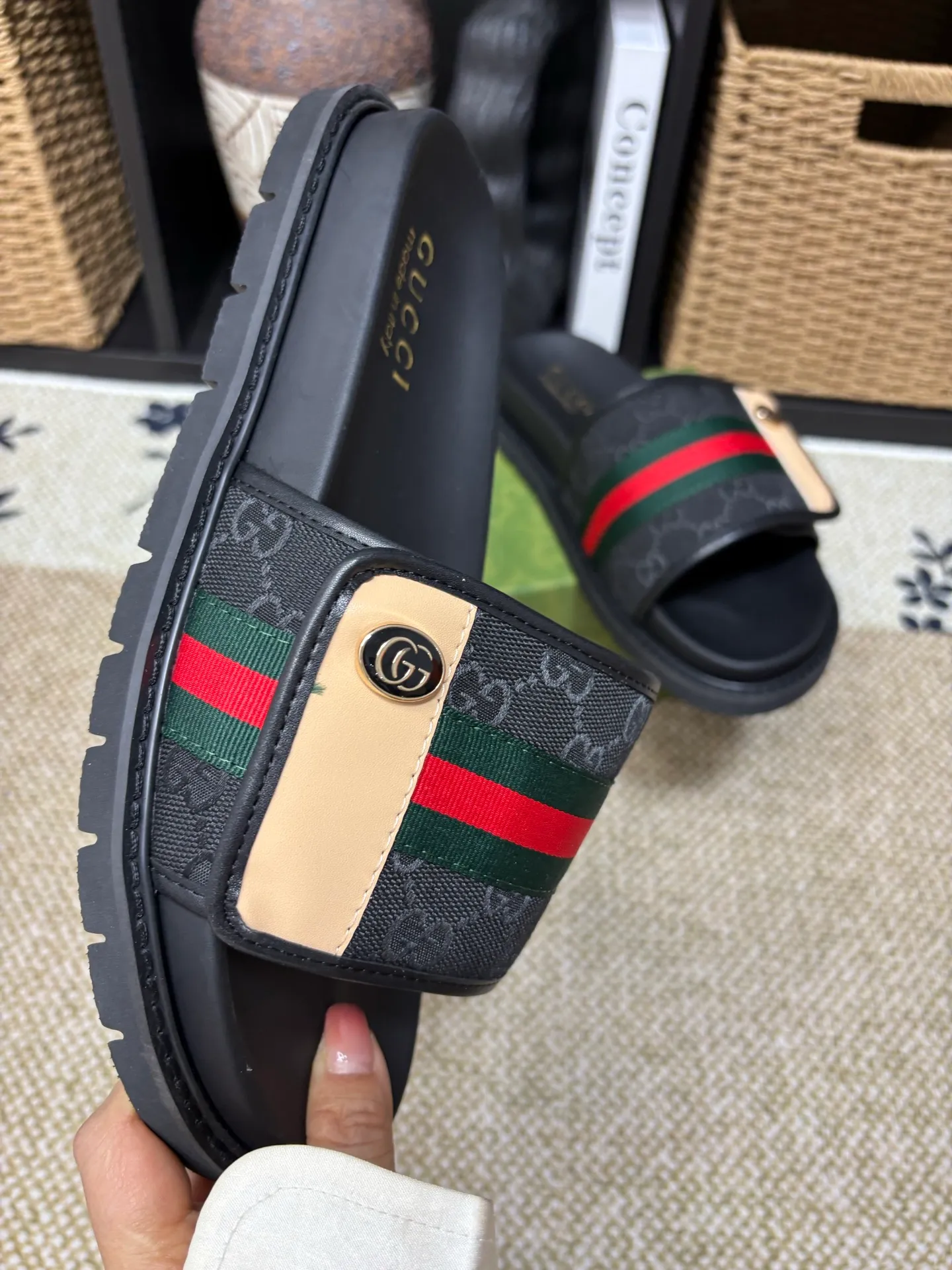 Factory 💰 300 yuan Gucci slippers] high-end men's shoes brand official website 1:1 latest masterpiece: original mold customization, the fabric is made of imported original materials, upgraded outsole, lighter and non-slip. The market's top quality, simple yet tasteful, a must-have for fashionistas, fashionable at your feet, full of confidence, the same style at the counter 👍The season of summer slippers is here. Code: 38-45 (45 customized)
